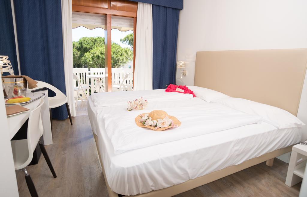 Fantinello Hotel Каорле Экстерьер фото