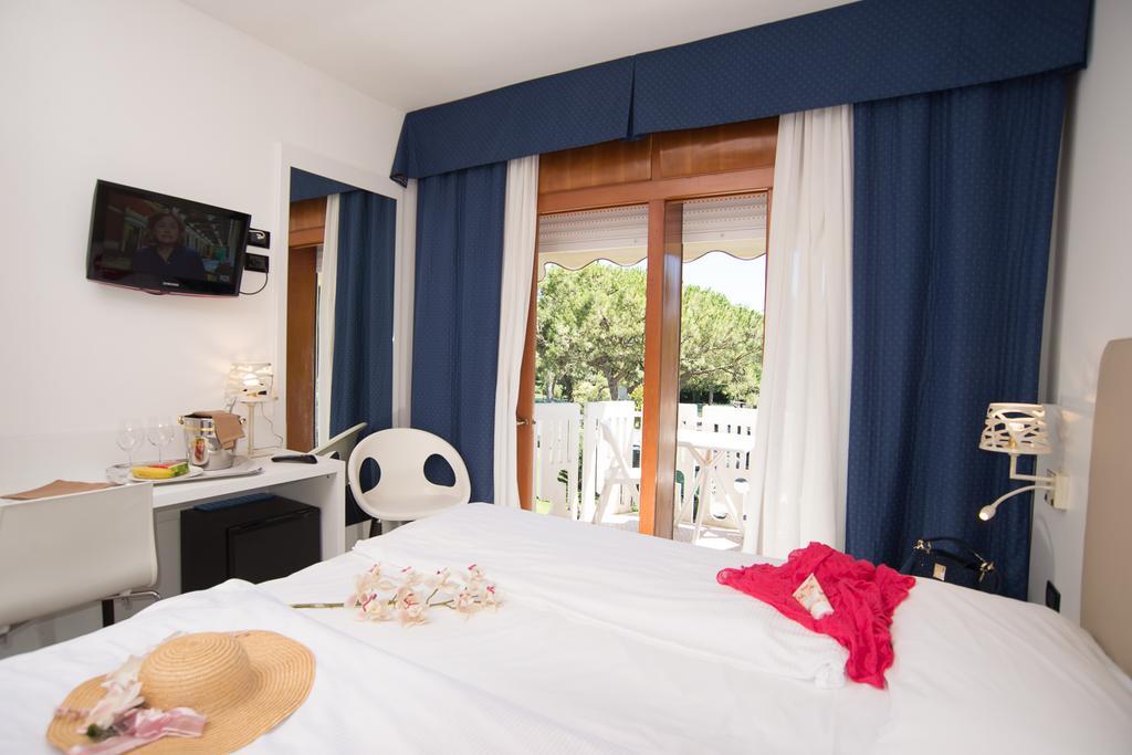 Fantinello Hotel Каорле Экстерьер фото